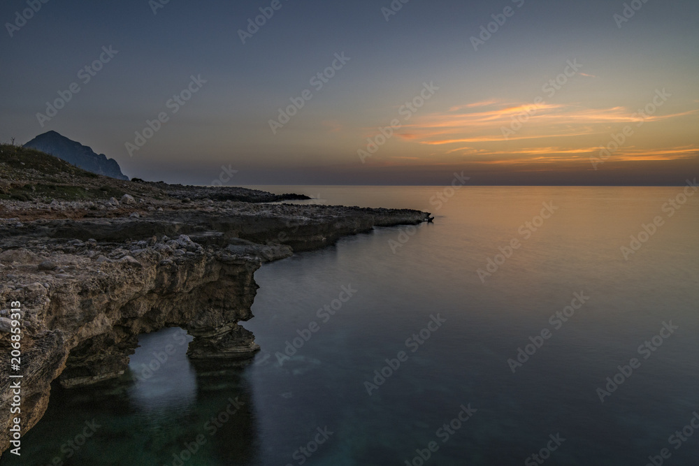 La baia di Macari al crepuscolo, Sicilia	