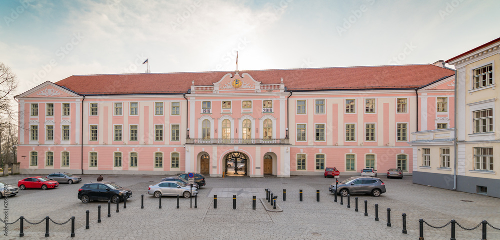 Naklejka premium Sitz des estnischen Parlaments auf dem Domberg in Tallinn