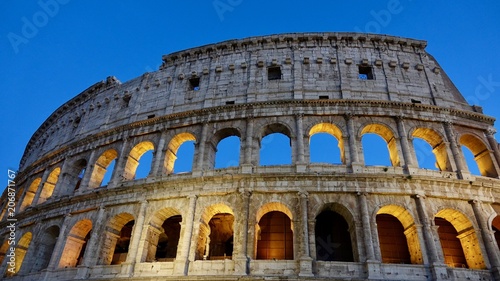 Kolosseum in Rom am Abend, beleuchtet in der Dämmerung