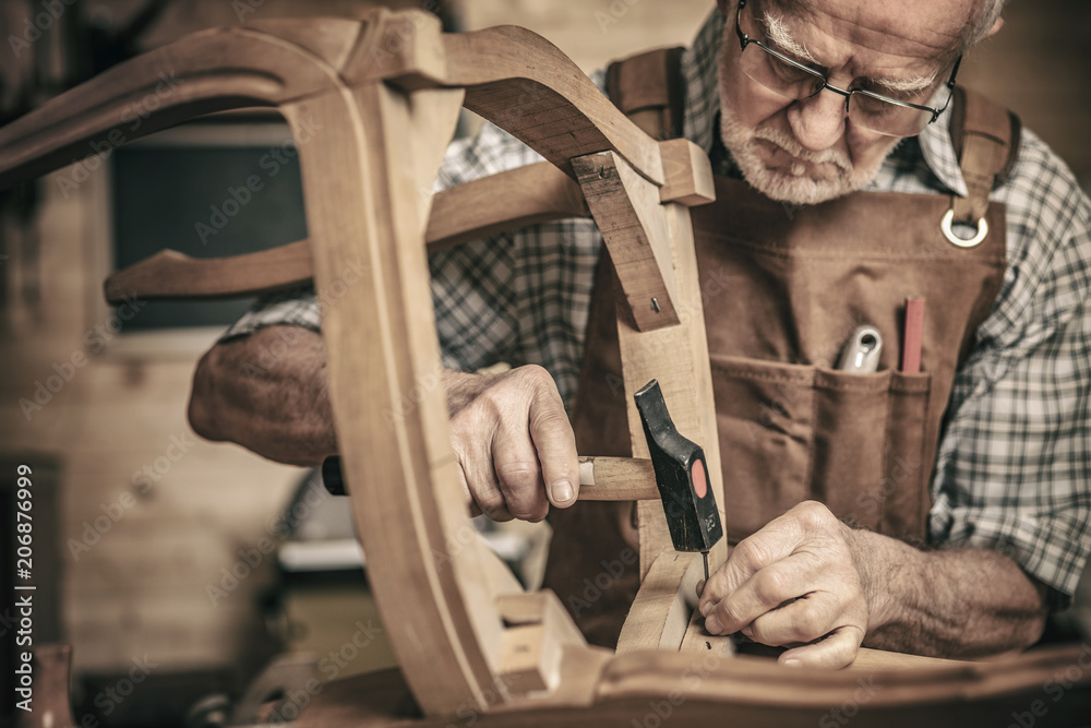 Obraz premium woodworker in workshop