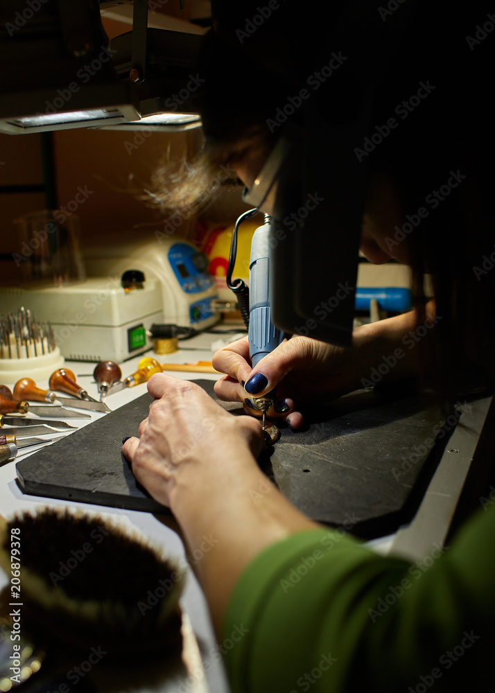 engraver engrave the drawing on the sketch. engraver engrave the drawing on the sketch.