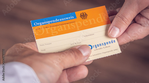 Foto Organspendeausweis wird übergeben