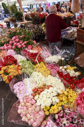 Nice, quartier du Vieux-Nice, marché du cours Saleya, marché aux fleurs photo