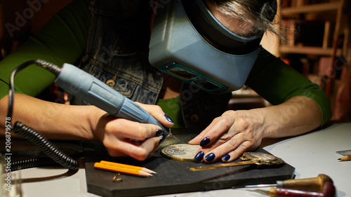 engraver engrave the drawing on the sketch.