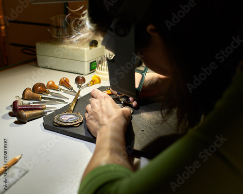 Konstfotografi engraver engrave the drawing on the sketch.
