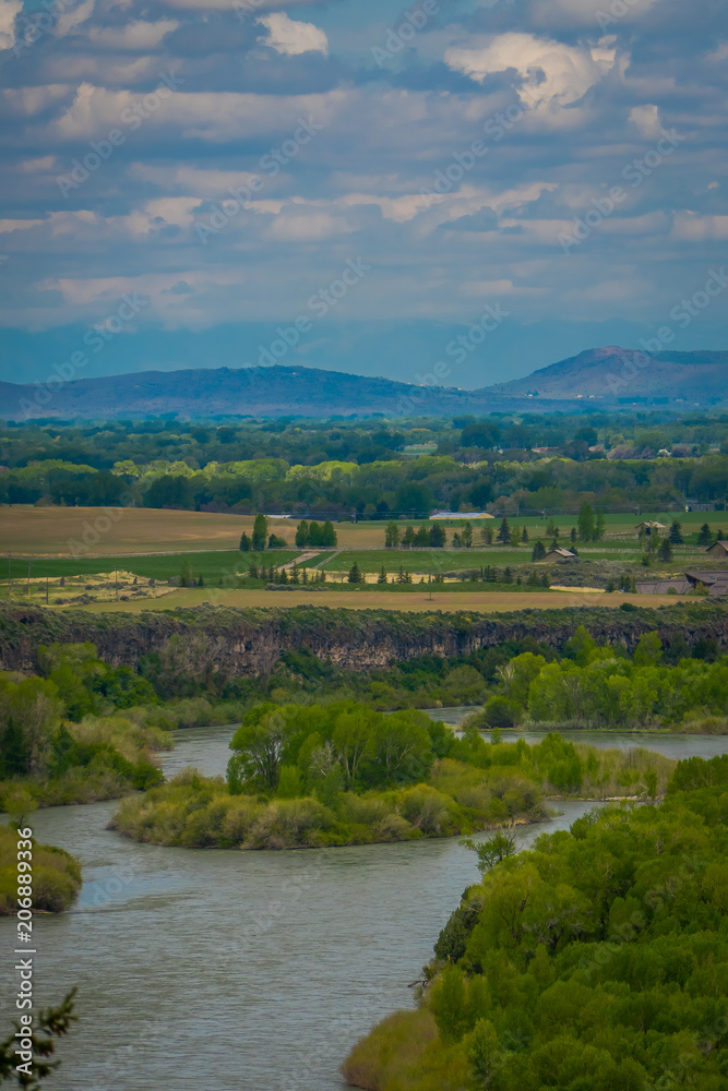Obraz premium Beautiful landscape of the Snake River meandering through the desert of Idaho. The Snake River provides world class fishing, hunting, and recreation