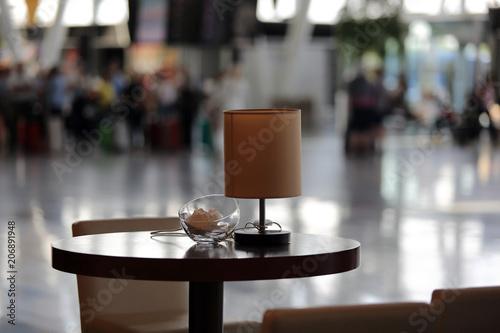 Stolik z lampką w hali portu lotniczego. photo