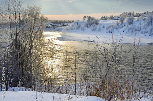 Архангельская область, Плесецкий район, река Онега в облачный день с отражением солнечных лучей