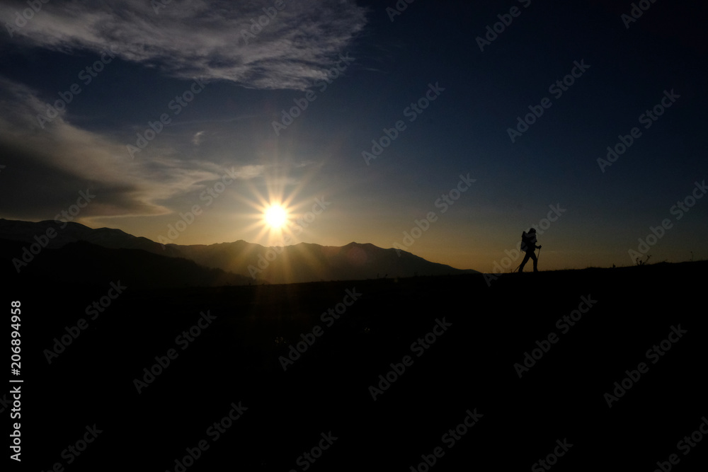 Gruzja, Park Narodowy Borjomi – Kharagauli - turysta o zachodzie słońca na górze Lomis Mta 
