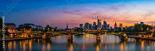Frankfurter Panorama im Abendrot