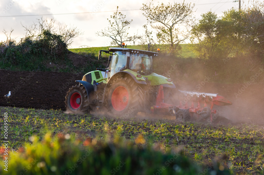 Obraz premium Un tracteur et sa charrue 