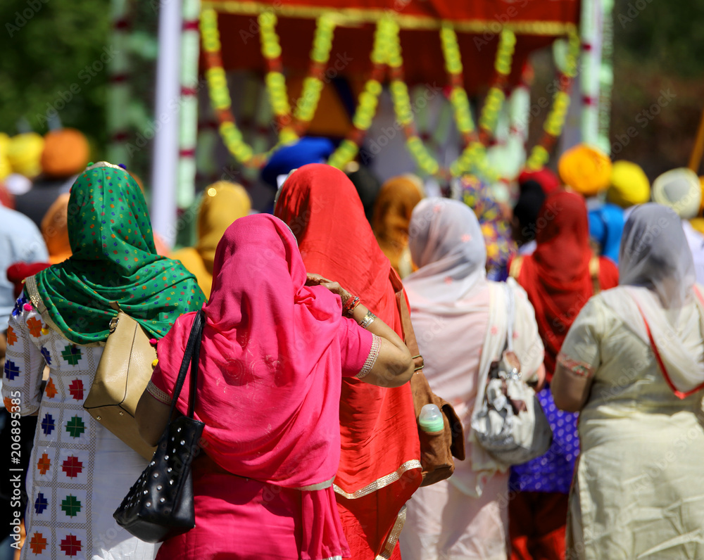 Fototapeta premium sikh women with colored dress in the street
