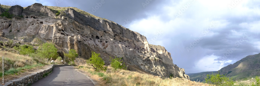 Gruzja, Vardzia - skalne miasto i klasztor Gruzja, Vardzia - skalne miasto i klasztor