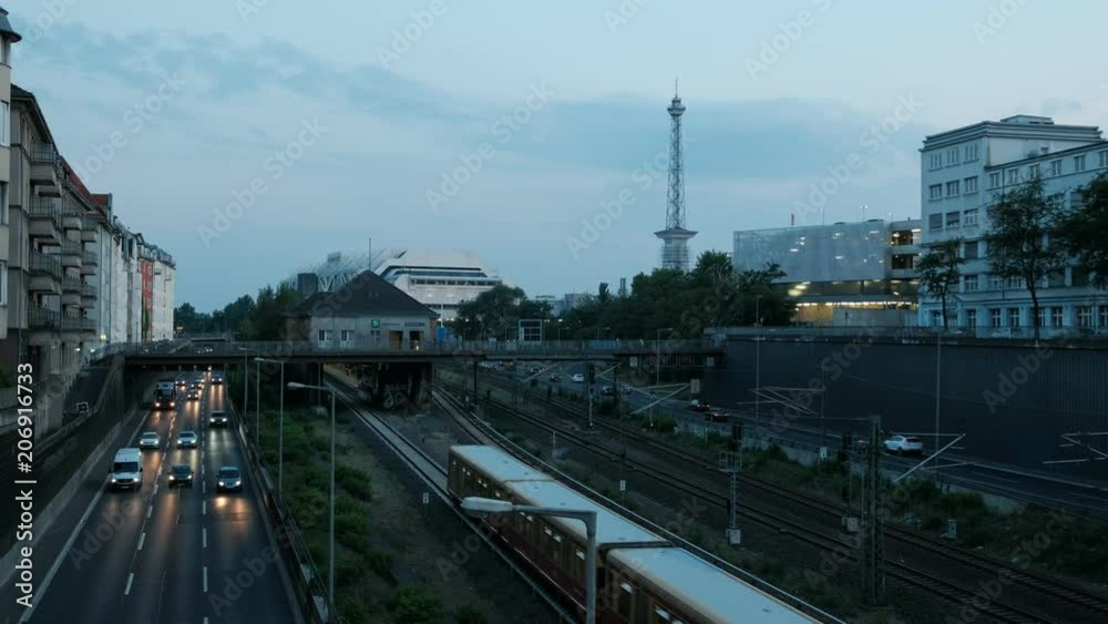 Strassenverkehr auf der A100 zu Berlin Strassenverkehr auf der A100 zu Berlin
