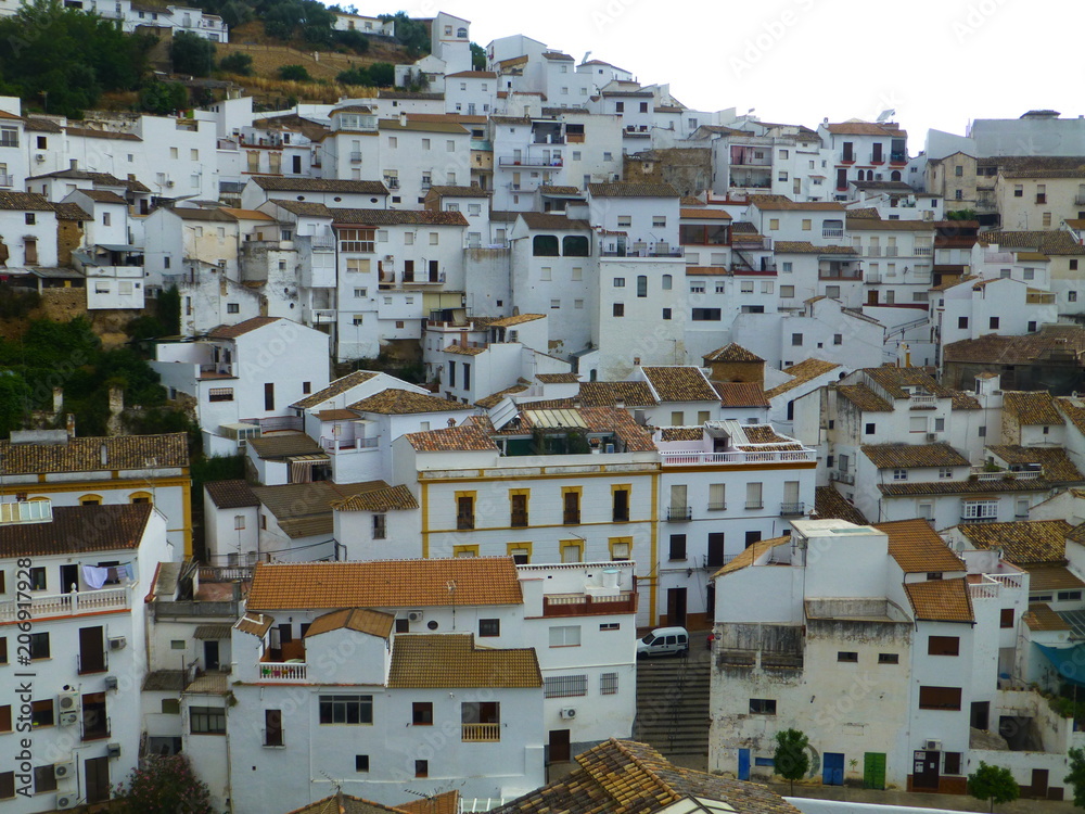 Setenil de las Bodegas, pueblo blanco de la provincia de Cádiz, Andalucía (España)