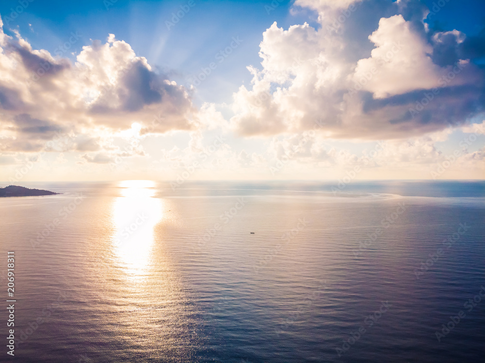 Naklejka premium Beautiful aerial view of beach and sea or ocean in koh samui island