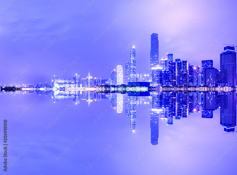 Fototapeta premium Guangzhou, Chiny nowoczesne panoramę miasta na rzece zhujiang w nocy