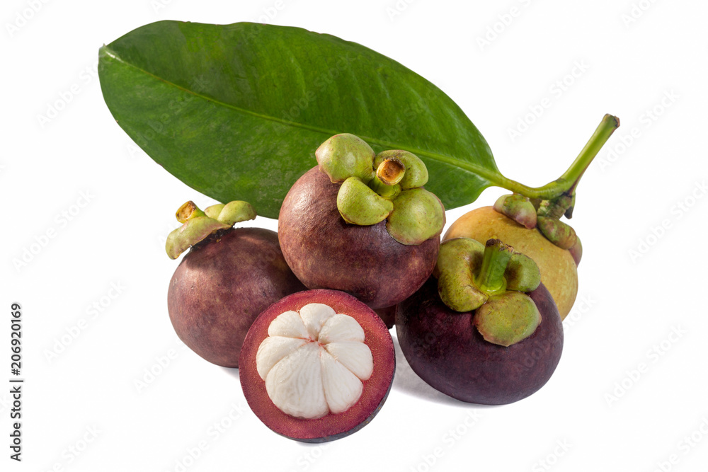 Obraz premium mangosteen isolated on white background