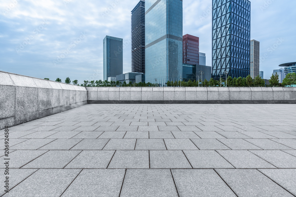 Fototapeta premium empty brick floor with cityscape and skyline.