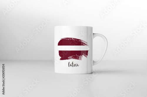 Foto Latvia flag souvenir mug on white background. 3D rendering.
