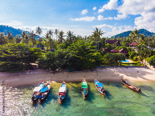 Картината върху платно Aerial view of beautiful tropical beach and sea with palm and other tree in koh