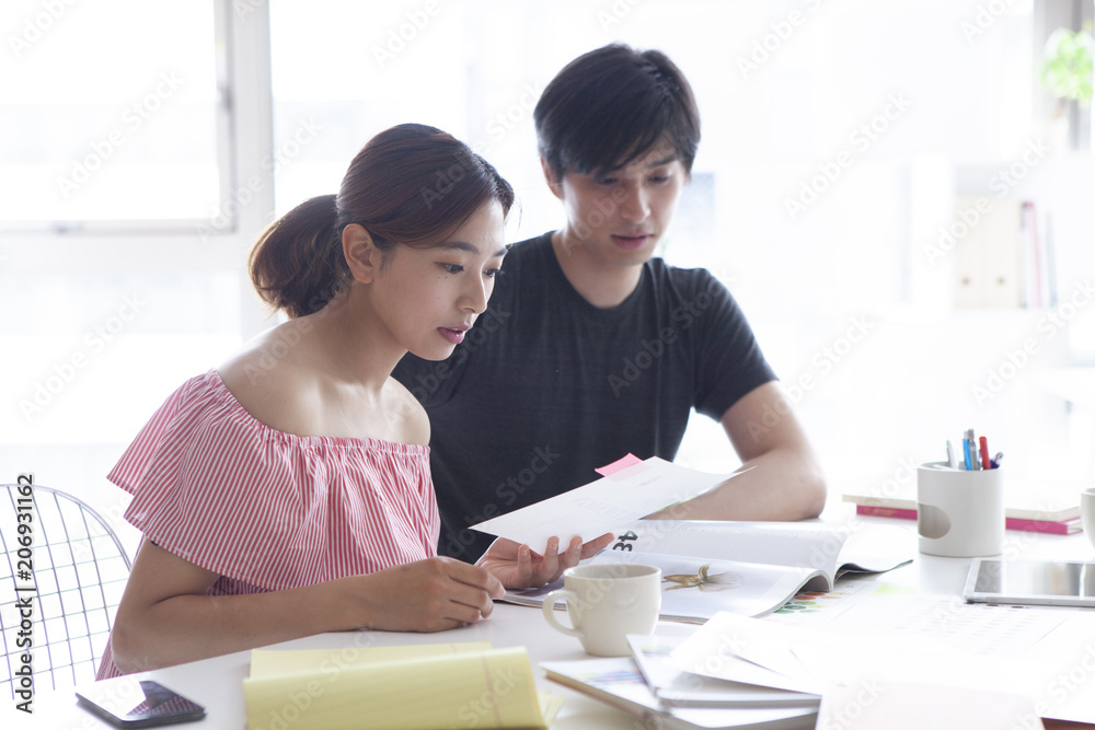 オフィスで仕事をしている若い男女 オフィスで仕事をしている若い男女