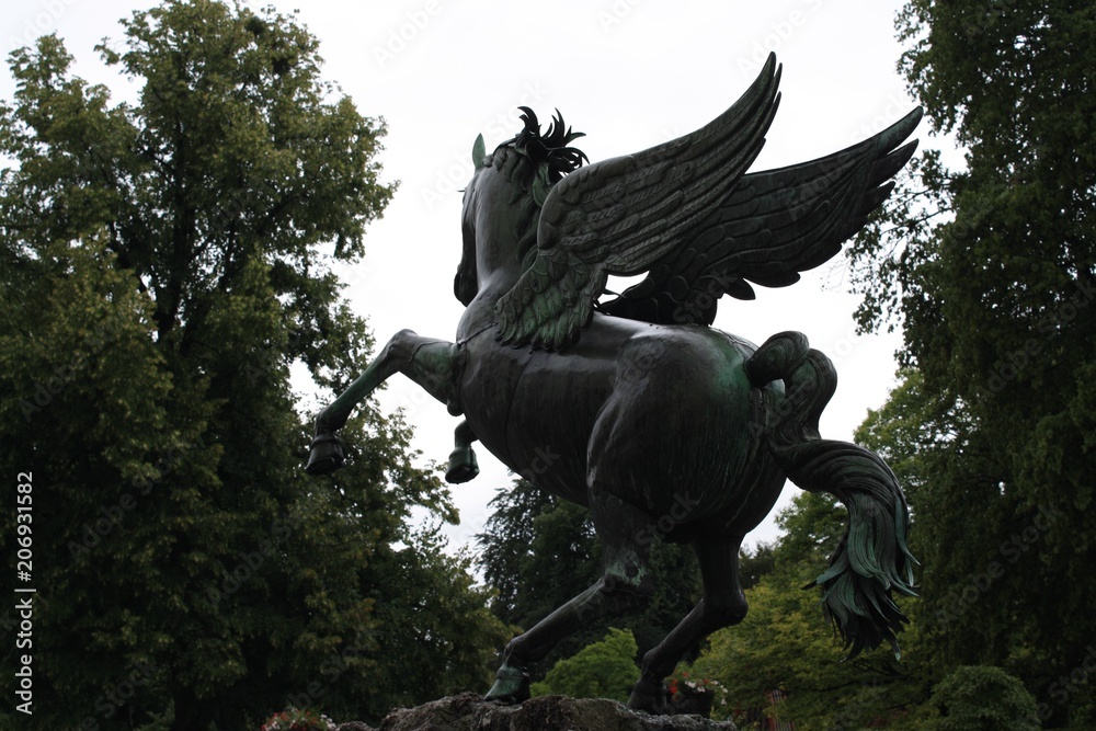 Fototapeta premium Pegasus statue framed by trees