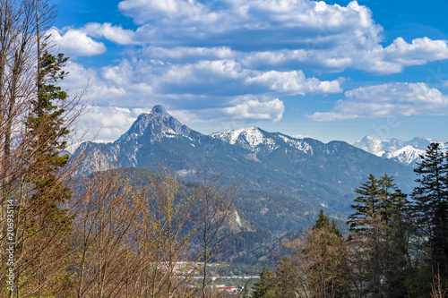 Blick auf den Säuling in den bayerischen Alpen mit Zugspitze im Hintergrund 