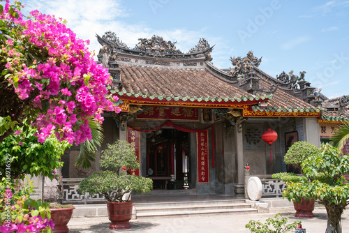 Phuc Kien Assembly Hall & bougainvillea flowers in Hoi An, Vietnam ホイアンの福建会館とブーゲンビリア