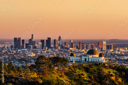 Photo Los Angeles skyscrapers and Griffith Observatory at sunset