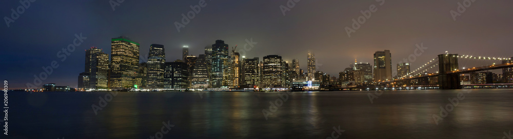 New York Skyline di sera con ponte di Brooklyn