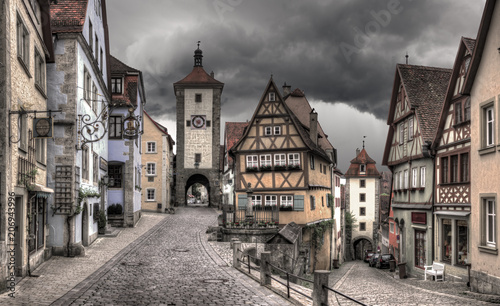 Das "Plönlein", eines der Wahrzeichen von Rothenburg ob der Tauber bei einem Unwetter