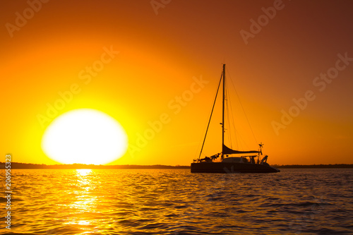 catamaran devant un coucher de soleil