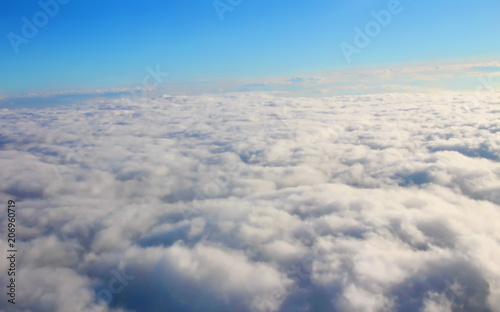 красивые белые облака в голубом небе вид сверху 