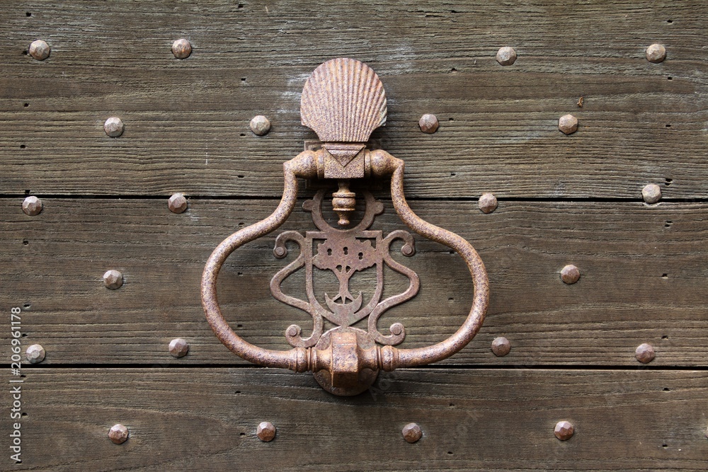 Fototapeta premium ancien heurtoir de porte avec coquille saint-jacques