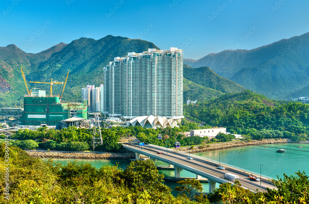 Obraz premium Widok na dzielnicę Tung Chung w Hongkongu na wyspie Lantau