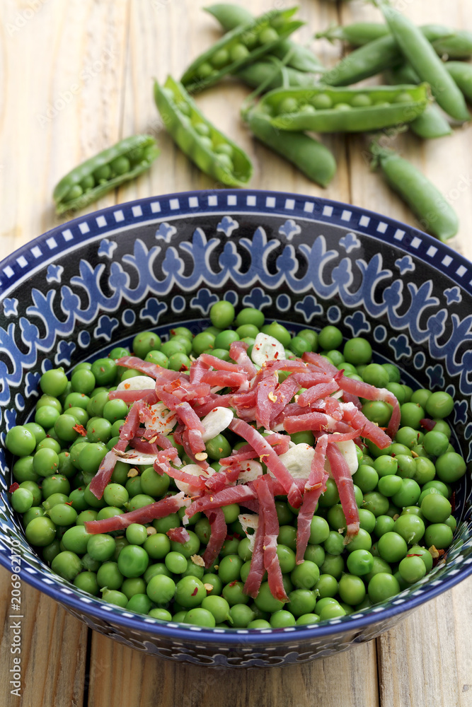 Fotografia do Stock piselli verdi collezione con piselli crudi