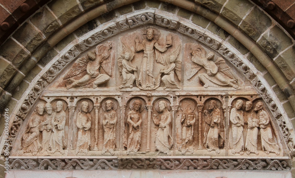 Obraz premium le tympan de l'église de Collonges la rouge en Corrèze