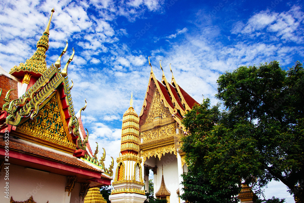 Naklejka premium The temple in Thailand has a sky in the daytime.