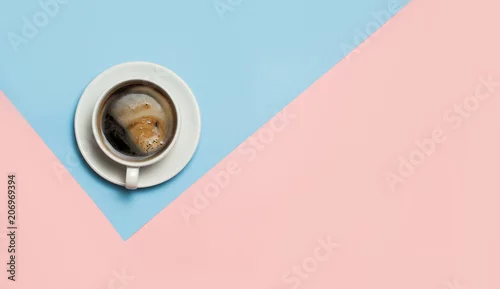 Obraz Leżał płasko minimalistyczny obraz kawy na różowym i żółtym tle.