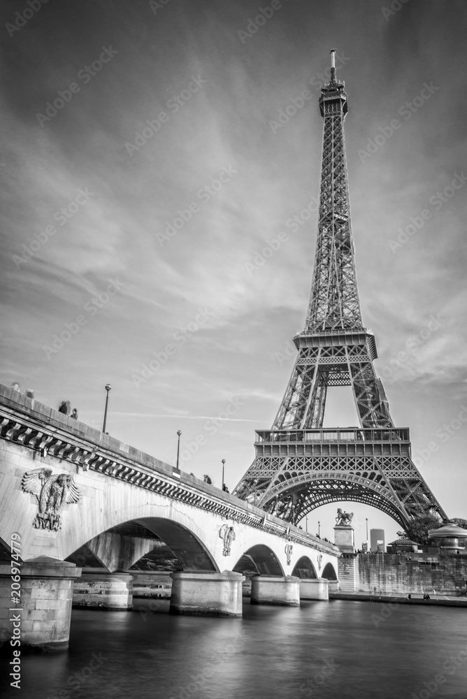 Naklejka premium Most Iena i wieża Eiffla, czarno-biały photogrpahy, Paryż Francja