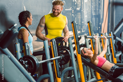 Frauen und Männer beim Training im Fitnessstudio