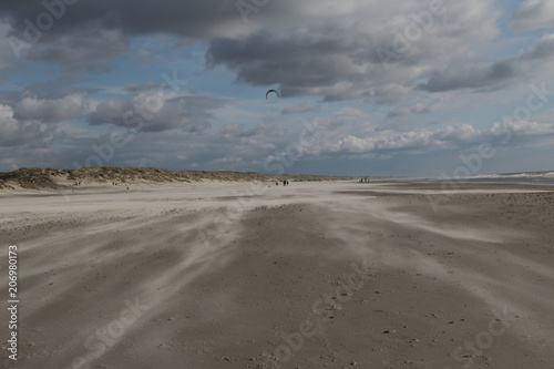 fliegender Sand   ber den Strand  Himmel  Drachen