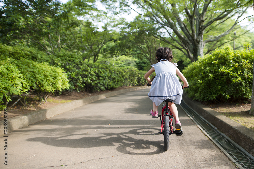 Fototapeta premium 自転車に乗る女の子