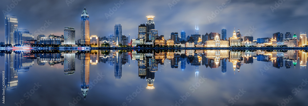 Naklejka premium Widok na oświetloną panoramę Bundu w Szanghaju w Chinach wieczorem