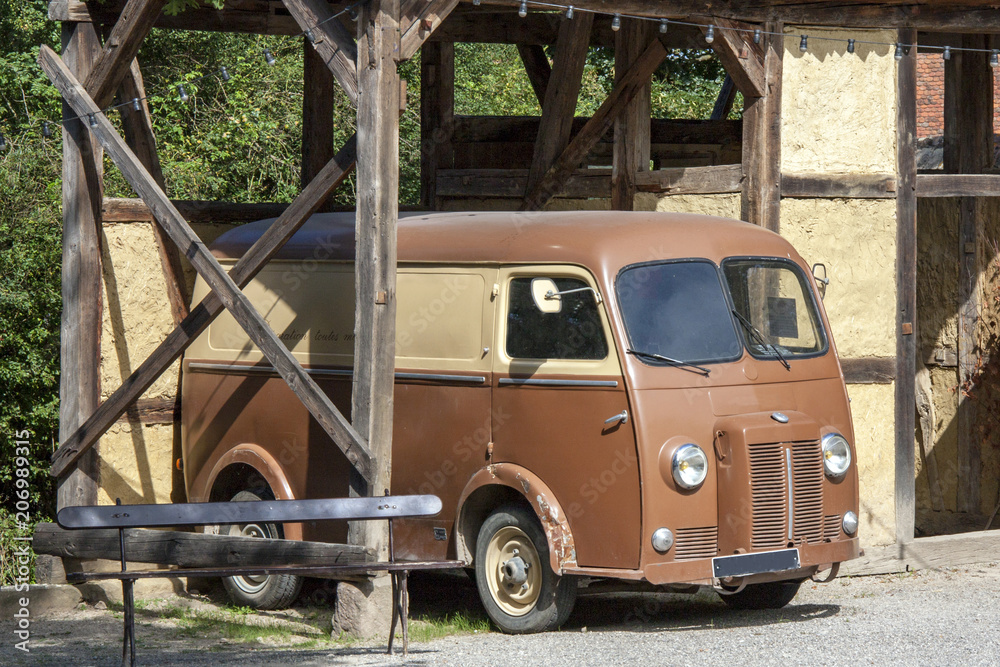 Obraz premium Véhicule ancien sous abri