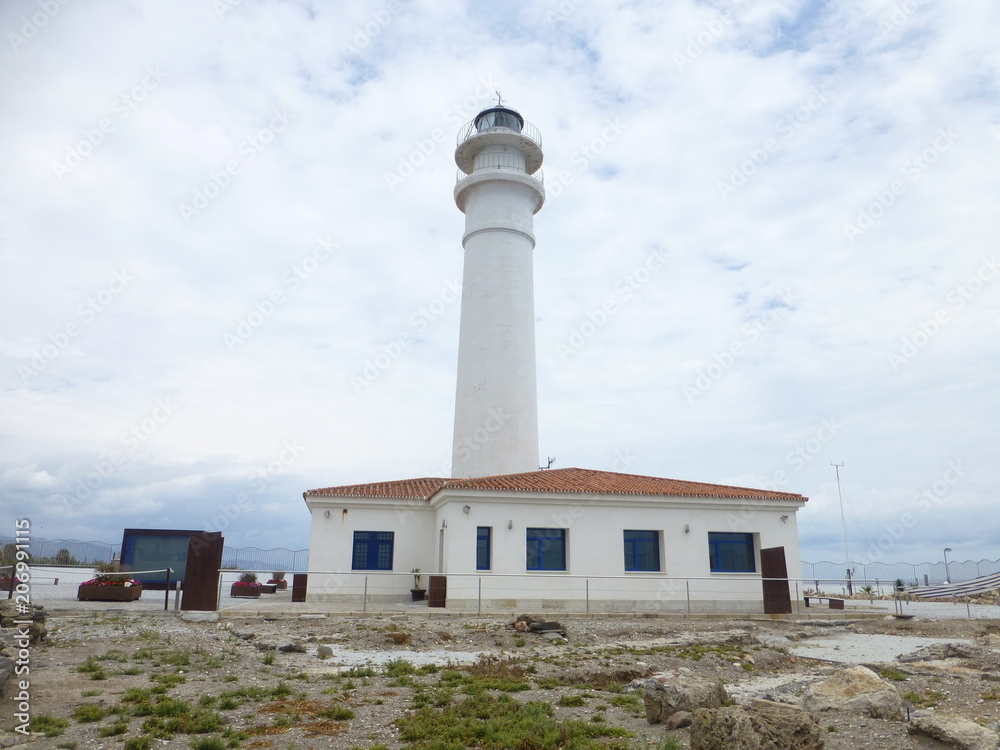 Faro de Torrox, localidad de España, en la provincia de Málaga, comunidad autónoma de Andalucía, en la Costa del Sol Oriental, a orillas del mar Mediterráneo