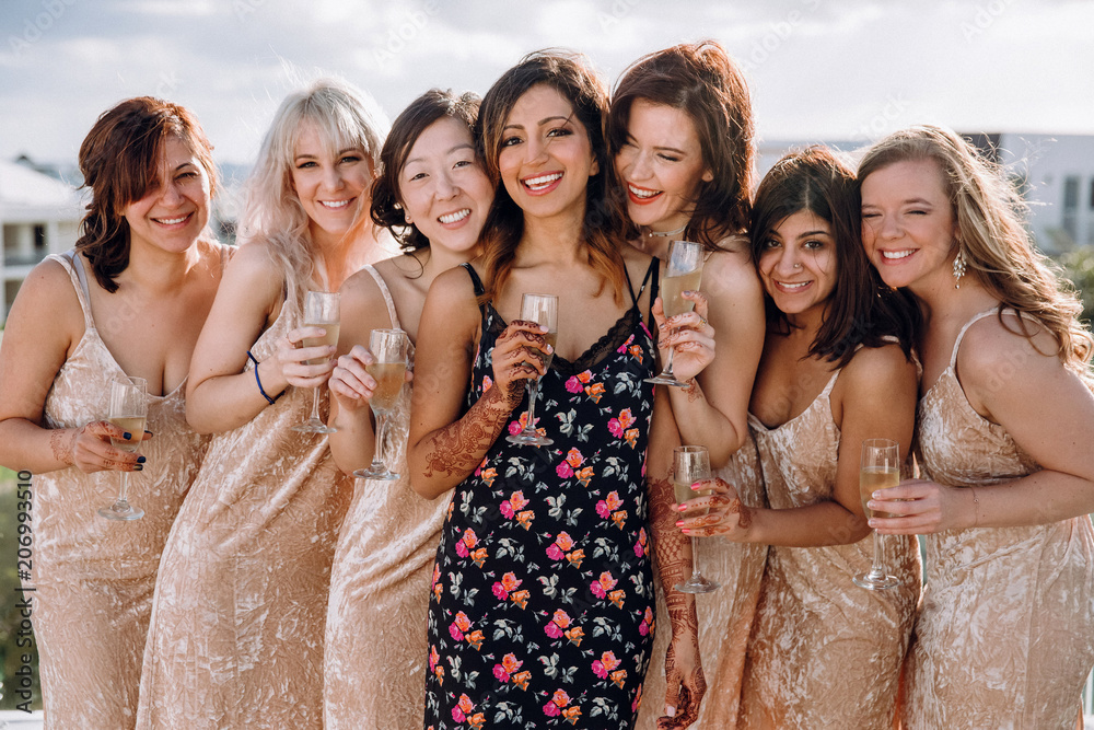Obraz premium Hindu bride poses with her bridesmaids in the same dresses on the roof