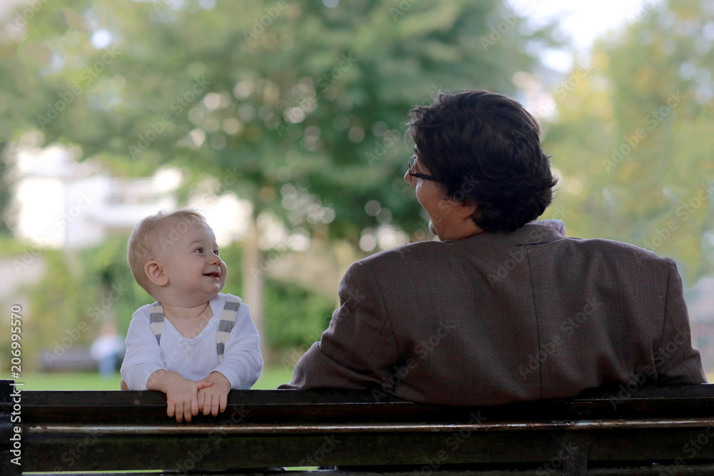 Bébé garçon au parc avec son papa. Complicité Stock Photo | Adobe Stock