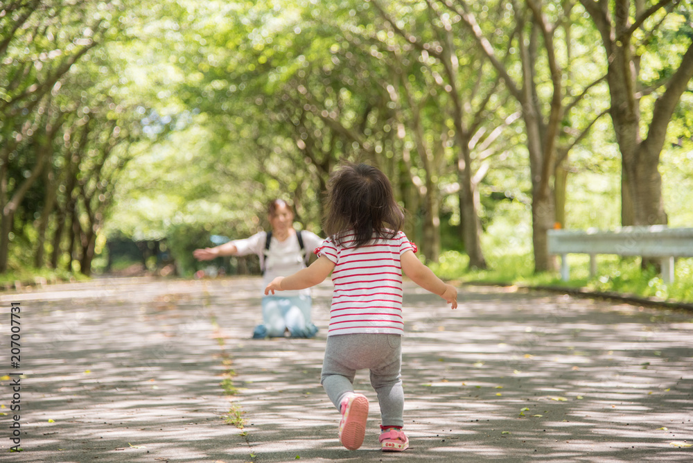 Naklejka premium ・子供・散歩・親子